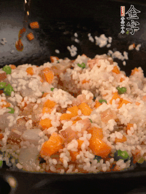 加入糯米翻炒均勻。最后加入蝦仁，用1勺料酒、1勺生抽、1/2勺鹽調味。