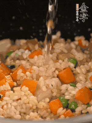 把食材轉移到電飯鍋中，倒入點清水，正常煮飯。