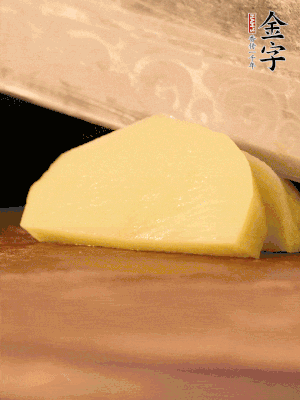 土豆去皮切丁。水開后，放入鍋中煮2-3分鐘，撈出瀝干水分。