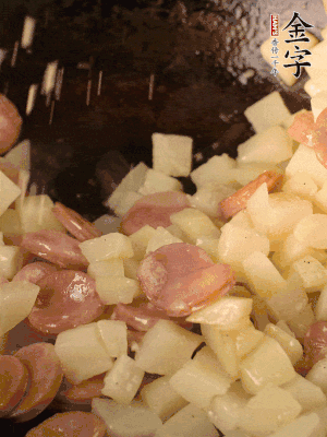 再放烤腸片煎熟。撒點鹽、孜然粉、辣椒面。