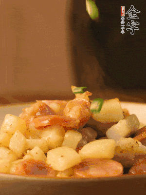 翻炒均勻，撒上蔥花后即可。