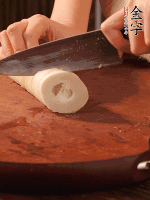 春筍去殼切滾刀塊，焯水備用。