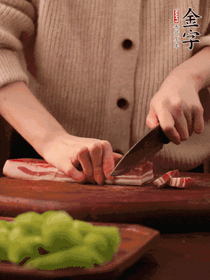 金字淡咸肉切片，冷水入鍋，加姜片、料酒略焯水。同步，五花肉切塊焯水。