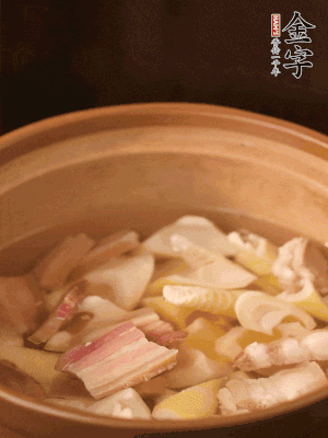 春筍、咸肉、咸肉一起入砂鍋，加姜片、料酒、清水大火煮沸到湯色變白。轉(zhuǎn)小火慢篤半小時(shí)。