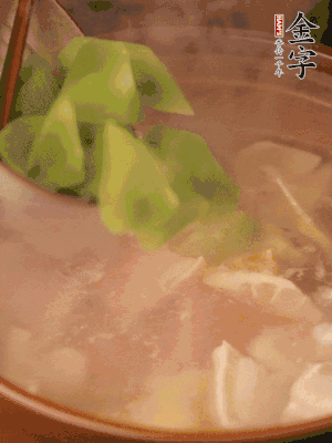 再加入焯水過的百葉結(jié)、萵筍塊燉15-20分鐘。