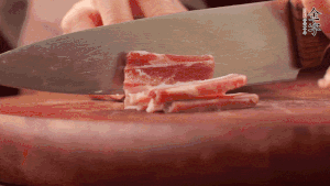 200g金字淡咸肉、100g冬筍、100g香干分別切細(xì)丁。