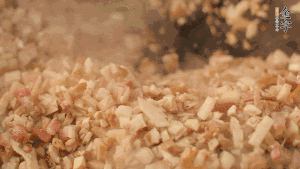 鍋中熱油，依次下食材翻炒，加2勺料酒、少許胡椒粉調(diào)味，撒蔥花攪拌均勻。