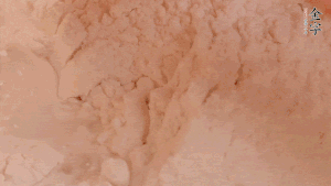 糯米粉中加入溫水，反復(fù)揉成團(tuán)。