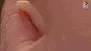 取一小團(tuán)面，用掌心搓成小球狀，從小球中心捏窩，放入餡料，封口后，留出小尾巴。