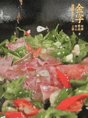 再下蒸炒火腿煸炒，加少許白糖提鮮。