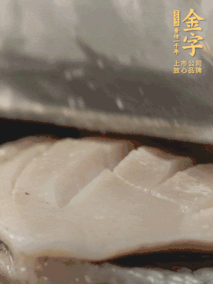鮑魚用勺子撬出來，去掉內(nèi)臟和牙齒，加面粉、白醋、鹽、啤酒抓一下，清水洗凈，切花刀。
