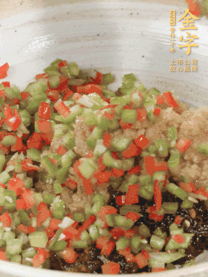 XO醬、蒜蓉醬、青紅椒粒攪拌成醬料。