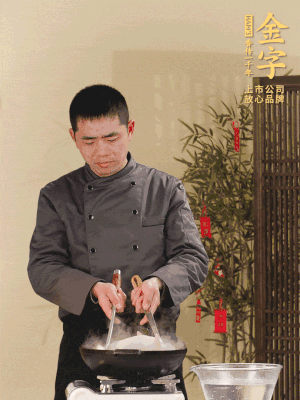 整只土雞冷水下鍋，加蔥姜、料酒焯水，撈出后用溫水清洗干凈。