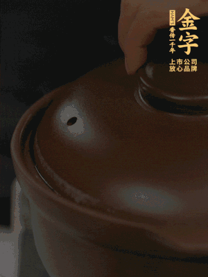 雞、火腿、姜片一起放入砂鍋中，大火轉(zhuǎn)小火燉2小時(shí)。