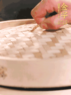 醬鴨半只加姜片、蔥、黃酒上鍋蒸20分鐘。