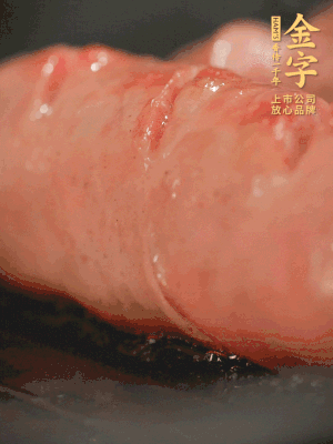 金字烤腸劃花刀，小火慢煎，煎到表皮金黃微焦即可。