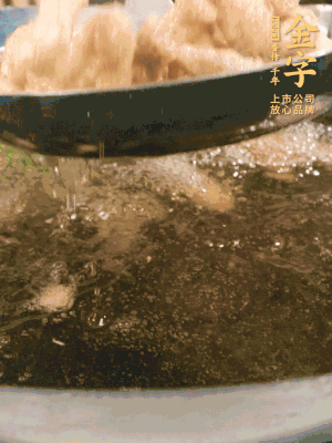 金字小酥肉熱油入鍋，炸3-4分鐘，炸到金黃酥脆。