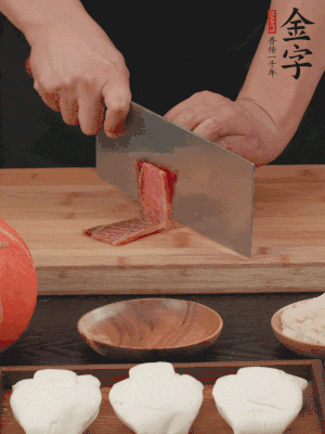 金字火腿上方切薄片。