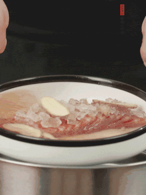 置于盤中，加冰糖100g、黃酒100g、水200g，上鍋蒸20分鐘。