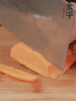 南瓜改刀切片，把蒸好的火腿鋪到南瓜上。