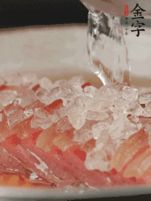 依舊放上冰糖100g、黃酒100g、水200g，鍋中再蒸15分鐘。