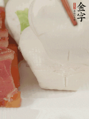 生菜切段，放入荷葉夾。