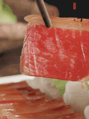 吃的時(shí)候，把薄片火腿放入荷葉夾中就可以了。