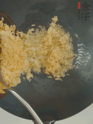 熱油下鍋，邊按壓邊翻炒均勻。