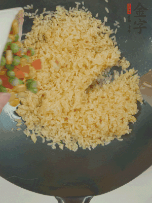 下豌豆粒、胡蘿卜粒、玉米粒。（買現(xiàn)成冷凍的雜菜即可，非常方便）