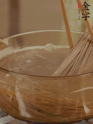 水開后下蕎麥面，煮2分鐘后過涼水備用。