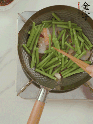 下掰好的缸豆段翻炒，略燜煮。