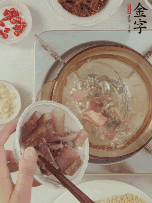 魷魚熱水下鍋，焯水備用。