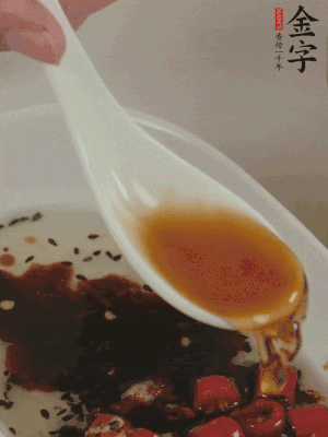 再加2勺生抽、1勺香醋攪拌。