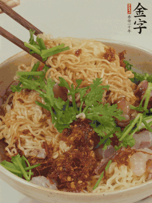 倒上醬汁攪拌均勻即可。