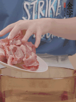 排骨剁小塊，加姜片、料酒沸水下鍋焯水。