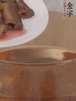 處理干凈的黃鱔段，加姜片、料酒沸水下鍋焯水。撈出用涼水沖洗干凈。