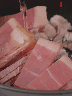 排骨、黃鱔段、金字火腿片放入砂鍋中，加沒過食材的水。