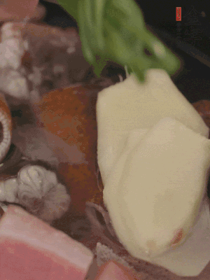 加姜片、蔥結(jié)、料酒。