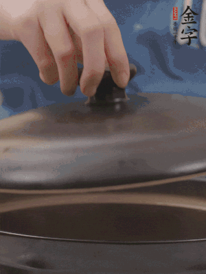 大火煮開后轉(zhuǎn)小火，燉煮20分鐘左右。