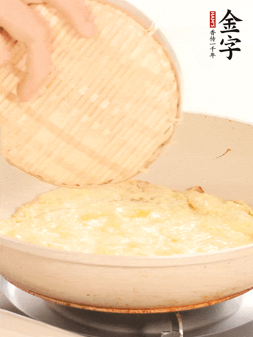 鍋內(nèi)放入少許油，油溫4成熱倒入一個(gè)雞蛋煎熟