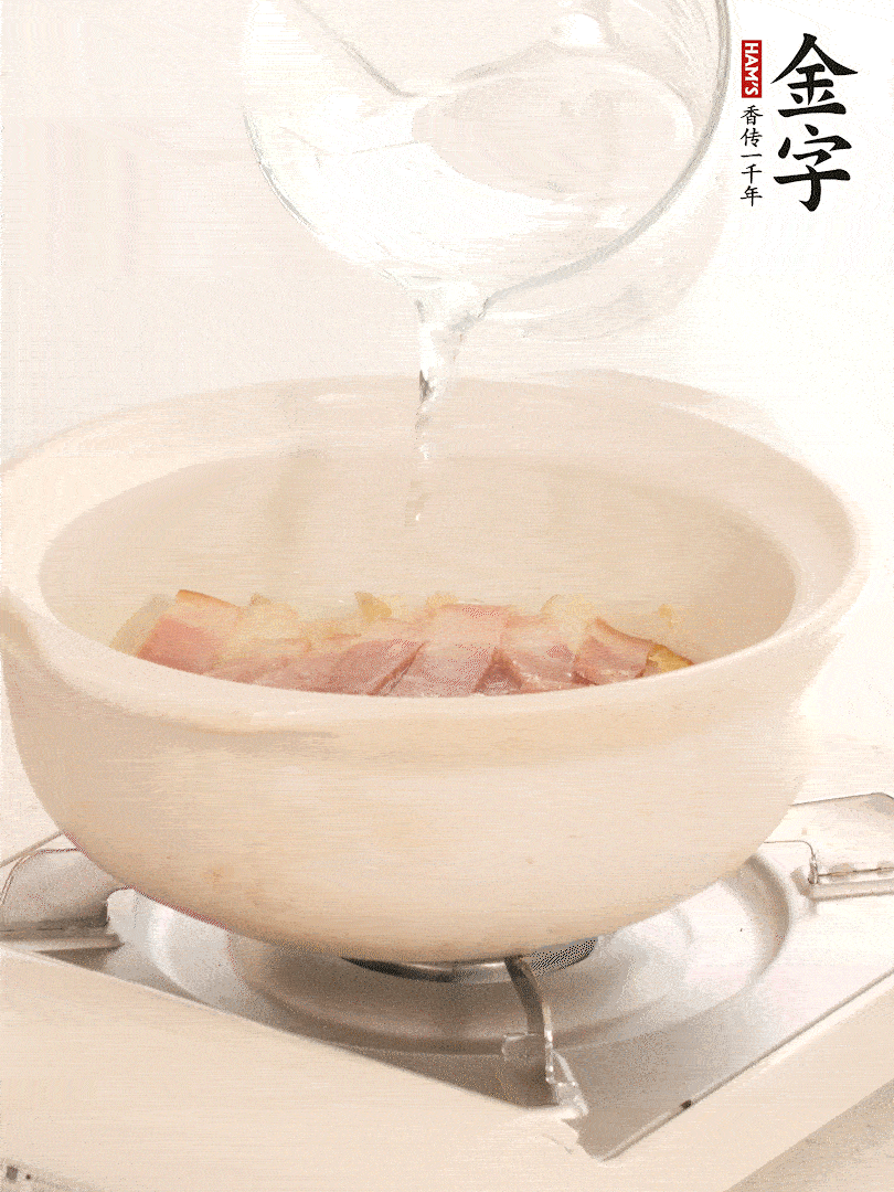 放入火腿片，加開(kāi)水，再加入豆腐