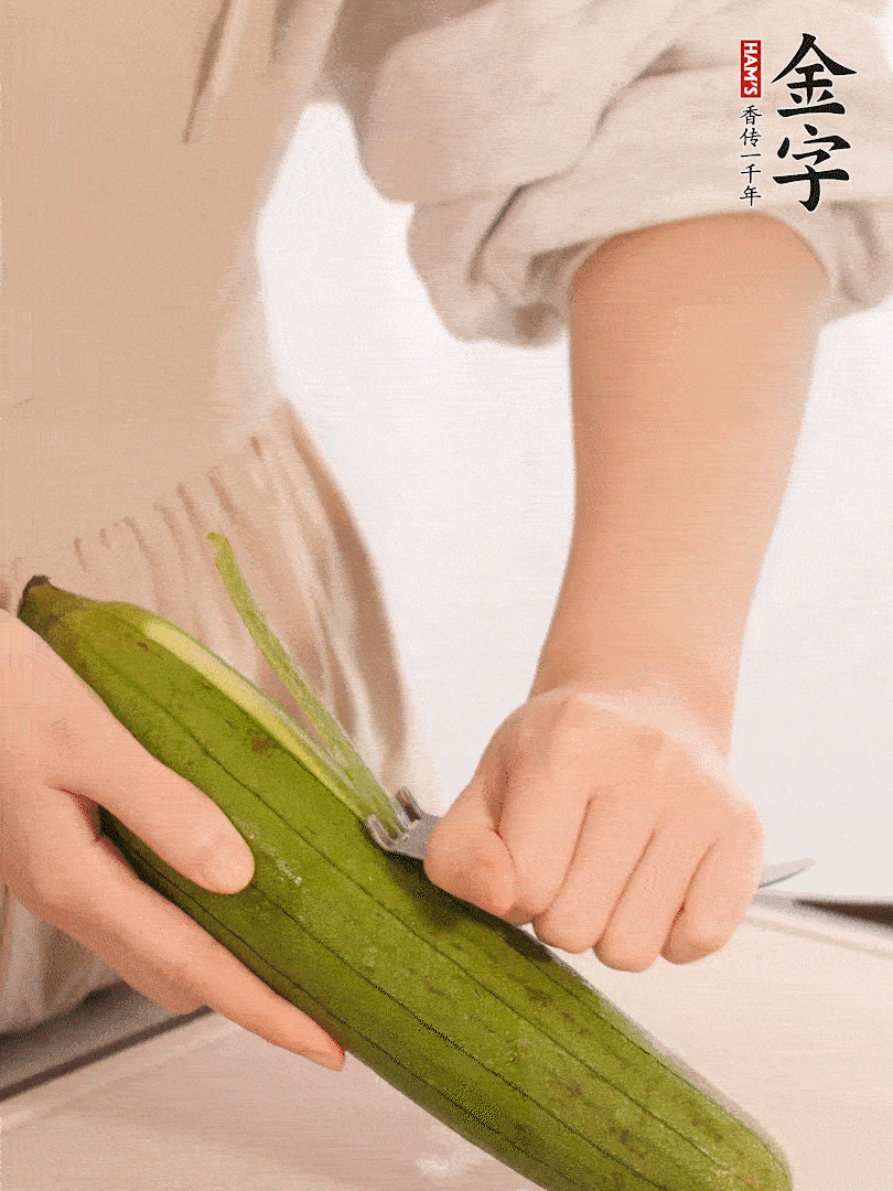 絲瓜去皮切滾刀塊用鹽殺一下水分洗凈。