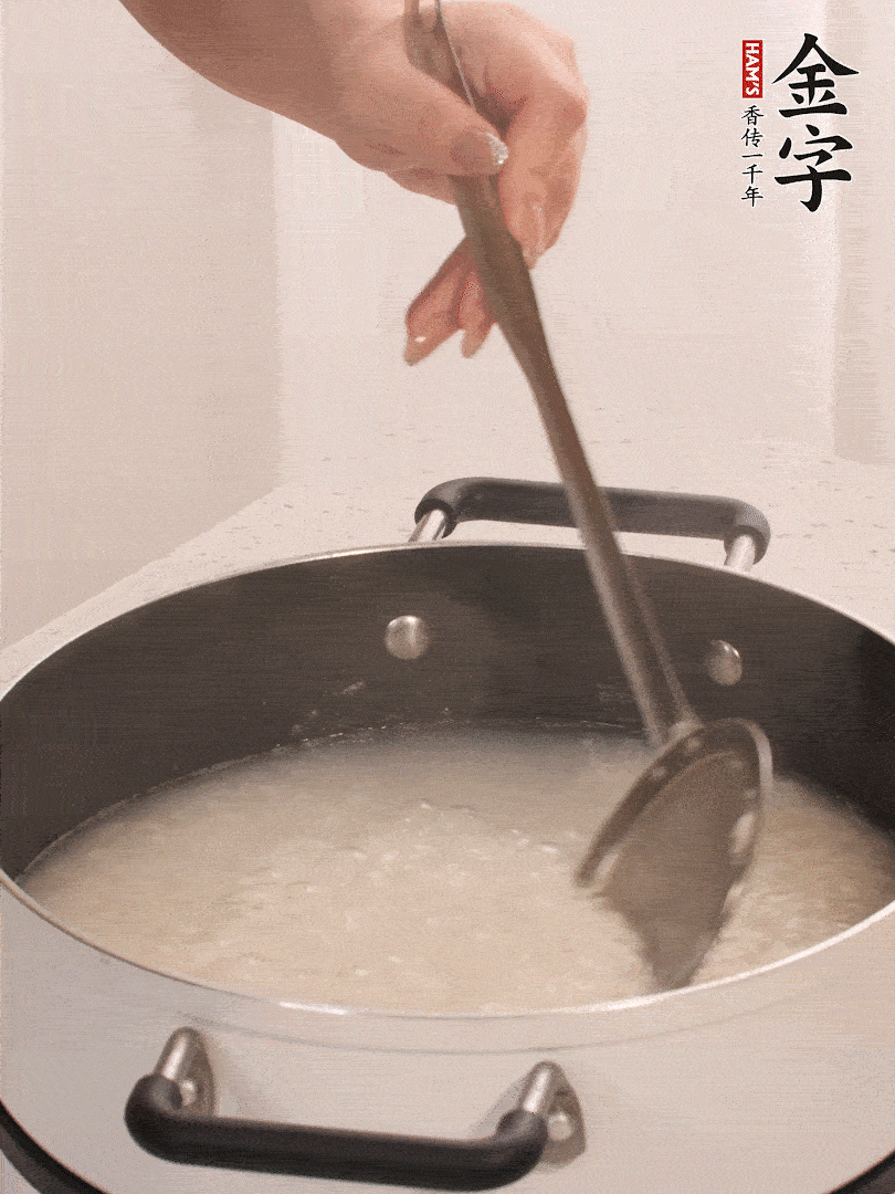 香菇、土豆、胡蘿卜、金字土香腸切小塊。