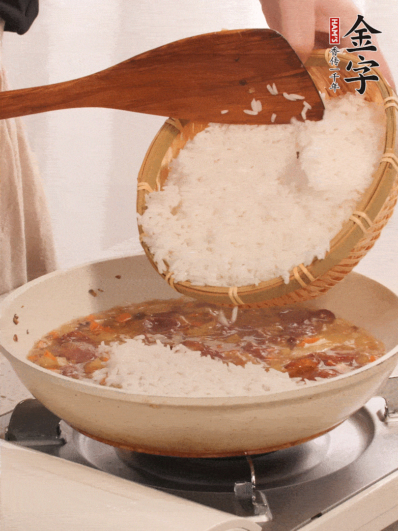 熱鍋燒油，香腸煸出油，加姜片去腥，加土豆、胡蘿卜、香菇翻炒到半熟，隨后加豆角、2小勺鹽、1大勺生抽，煸炒均勻。