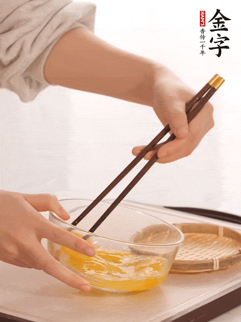 兩顆雞蛋打散。