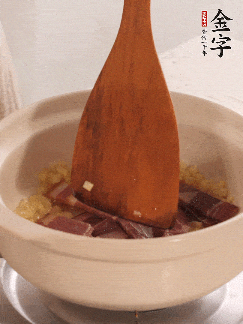 加熱水，加入白菜蓋上蓋子煨煮3分鐘。