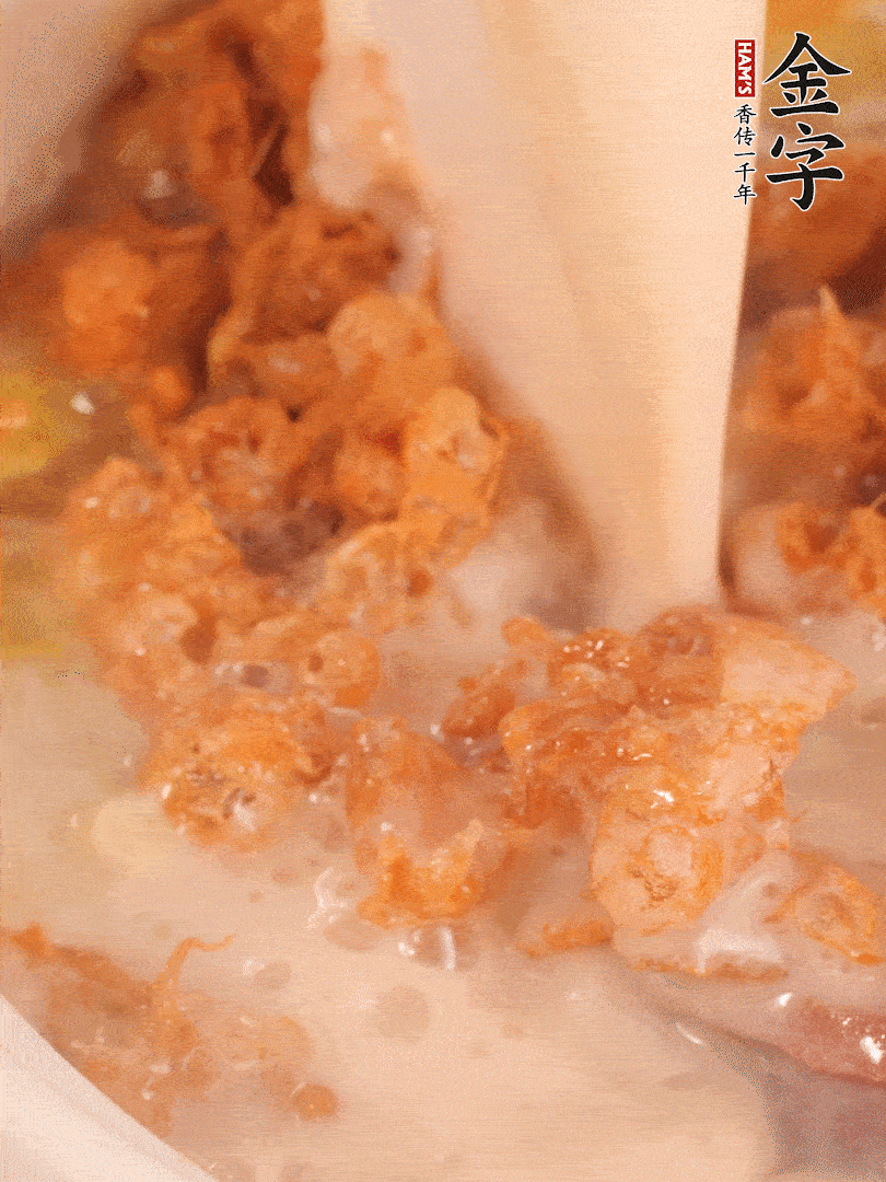 加入蛋酥再煨煮2分鐘，加入豆?jié){。