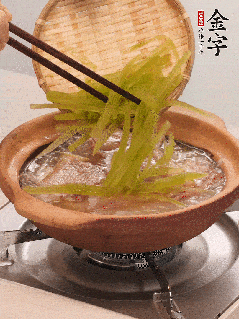 放入白蘿卜絲繼續(xù)炒軟炒至透明狀。