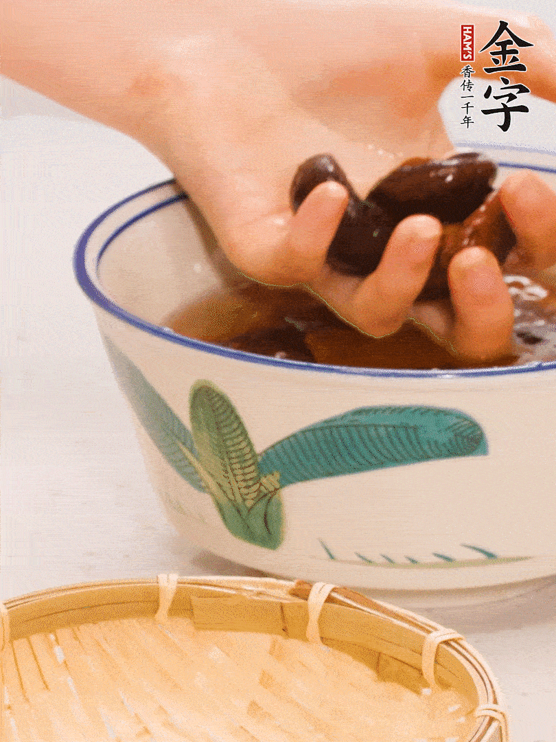 干香菇提前泡發(fā)切片，泡香菇水留著備用。