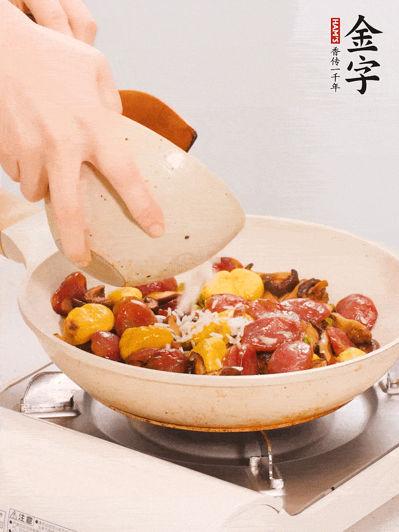 把米淘洗干凈，放入切好的香菇、板栗、毛豆。